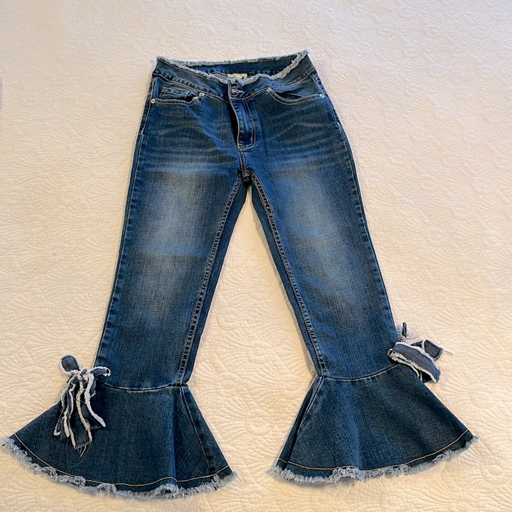 Giani Bini ruffle-hem, cropped jeans.